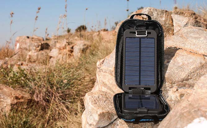 Солнечное зарядное устройство Powertraveller Solarmonkey Adventurer