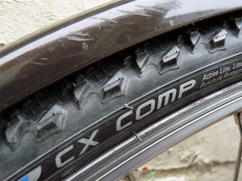 Покрышки Schwalbe CX Comp шириной 30 мм на велосипеде с узкими крыльями