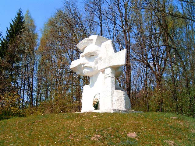 Памятник Довбушу в Печенежине